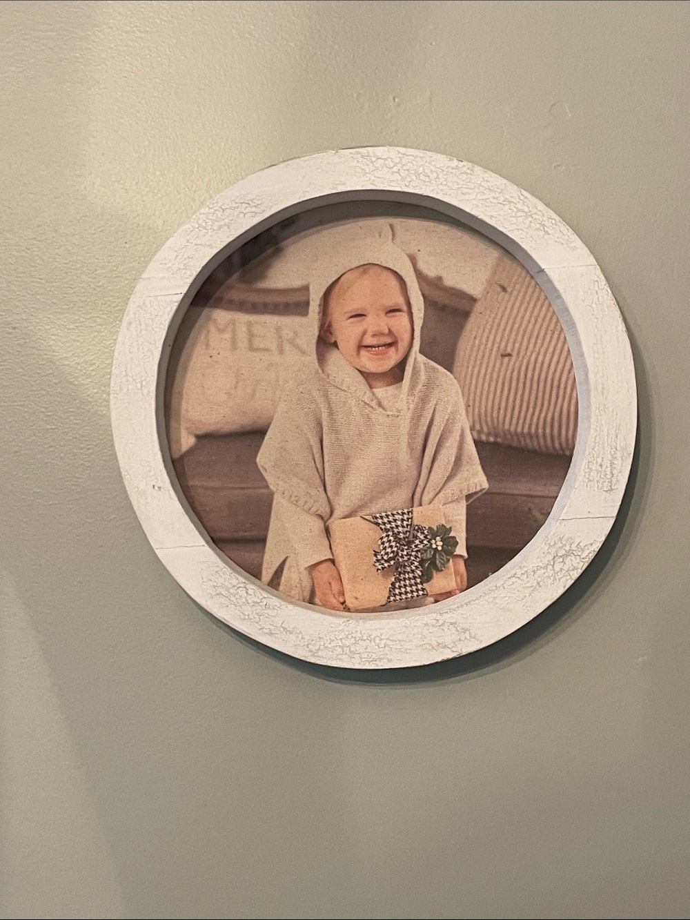 Round White Rustic Wall Frame with Photo Insert